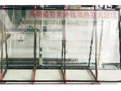 What are the types of monolithic fireproof glass?